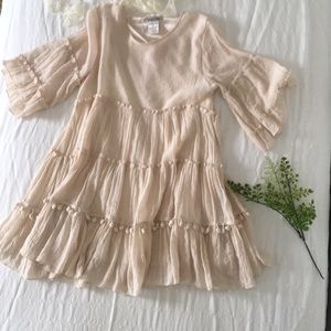 Adorable layered, top w fun details! Like new!